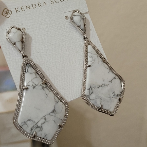 Kendra Scott Howlite Marble Alexis Earrings Silver - Picture 2 of 8